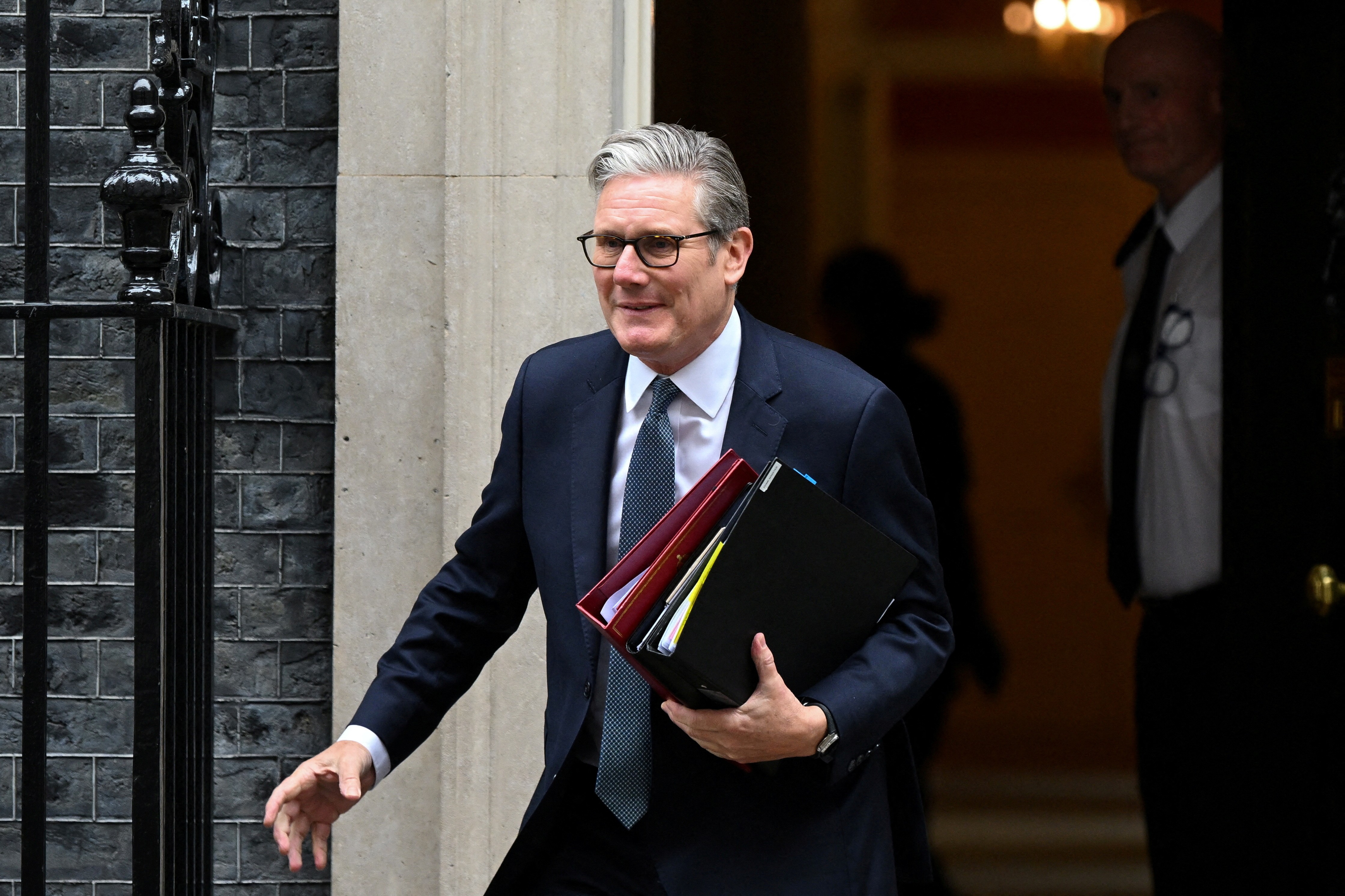 Primeiro-ministro do Reino Unido se desequilibra e tropeça ao deixar Downing Street; VÍDEO