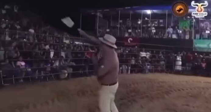 ‘E lá vai outro’: prefeito de cidade do AC será investigado por arremessar dinheiro em evento; VÍDEO
