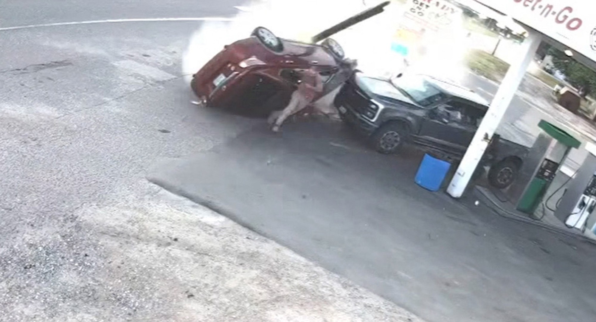 Homem escapa por pouco de ser atropelado por carro desgovernado nos EUA; VÍDEO