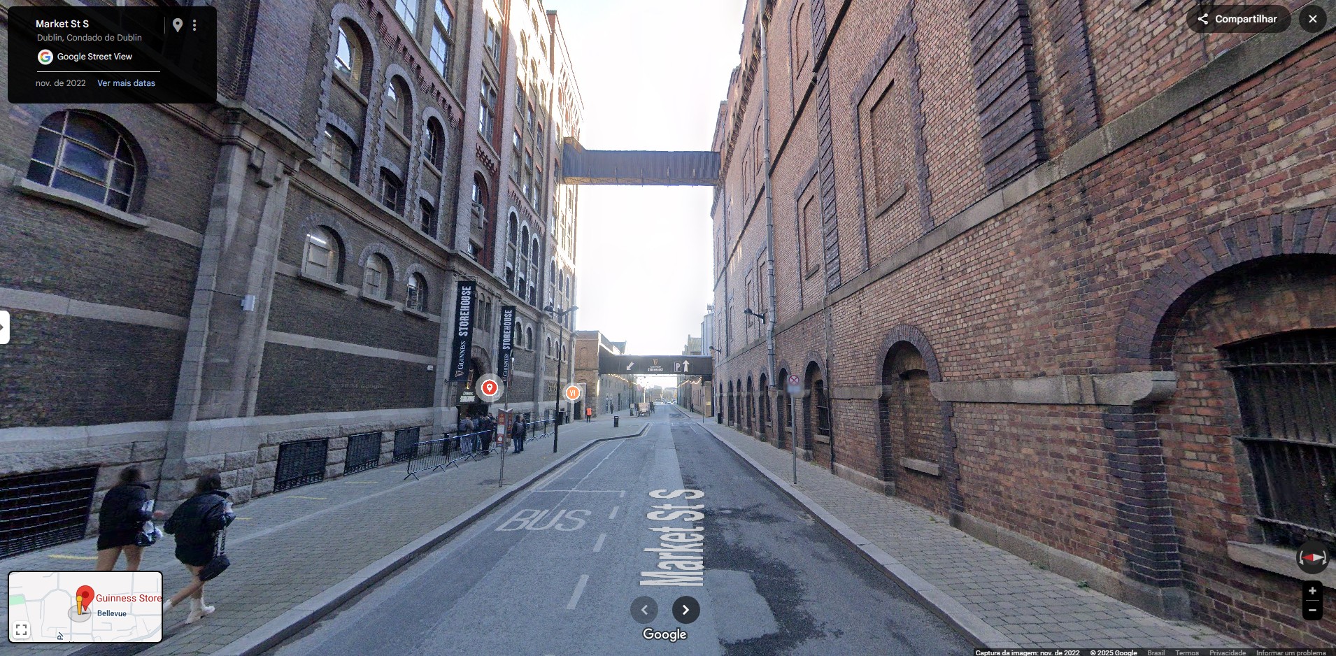 É #FAKE vídeo viral de pessoa dentro de bola inflável gigante despencando de passarela; trata-se de uma propaganda de cerveja