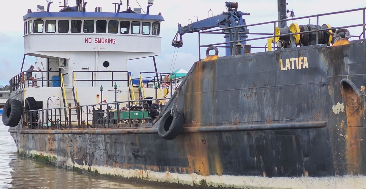 'Muito abalados psicologicamente', diz capitão após resgate de 8 pessoas de navio à deriva no AP