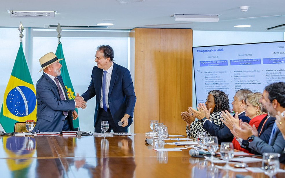 Lula sanciona projeto que proíbe uso dos celulares em escolas — Foto: Ricardo Stuckert/PR