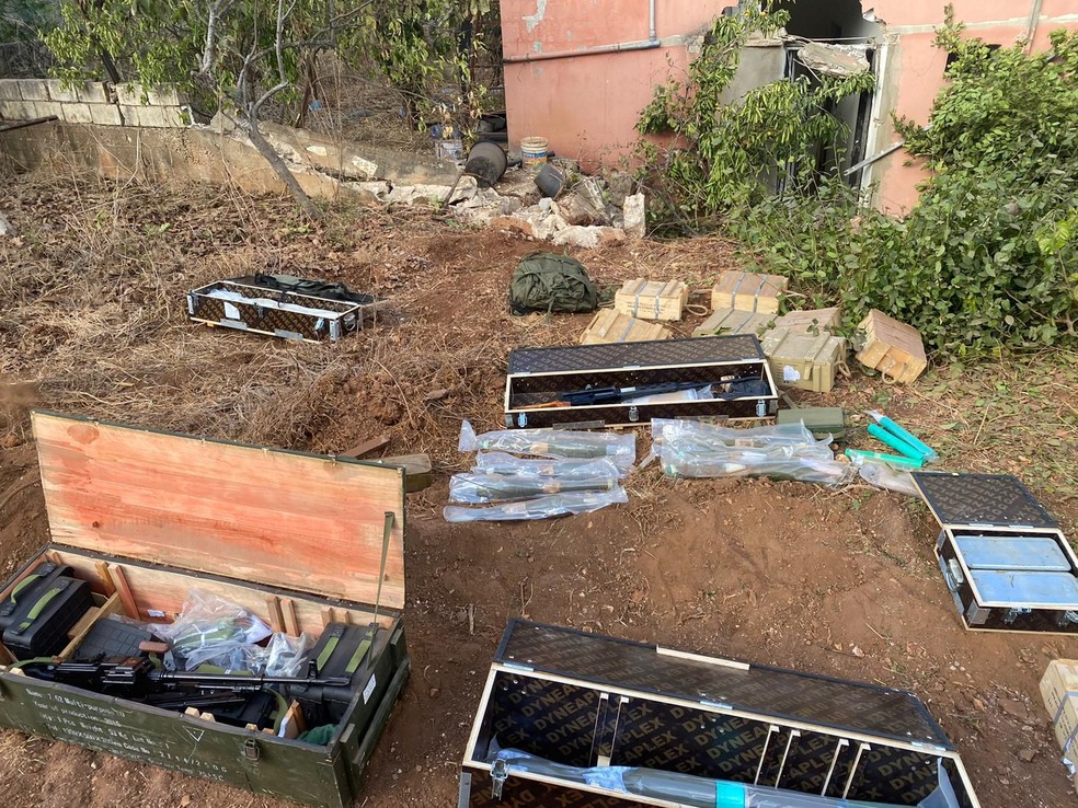 Armas localizadas pelas forças israelenses no Sul do Líbano — Foto: IDF/Reprodução