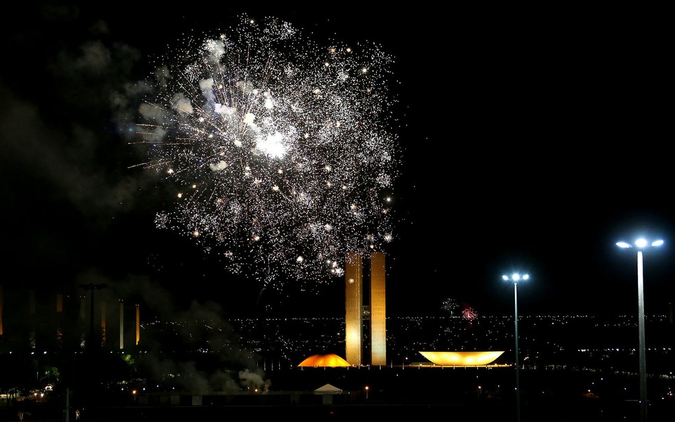 Fogos de artif&iacute;cio durante festa de Ano Novo em frente ao Congresso Nacional, em Bras&iacute;lia &mdash; Foto: D&ecirc;nio Sim&otilde;es/Ag&ecirc;ncia Bras&iacute;lia/Divulga&ccedil;&atilde;o
