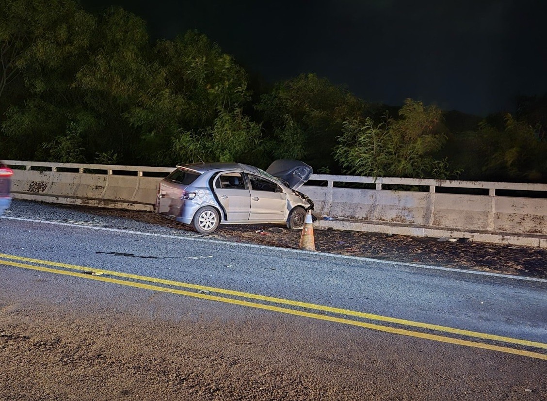 Carro capota após bater em barreira de concreto e quatro pessoas ficam feridas, em Presidente Prudente