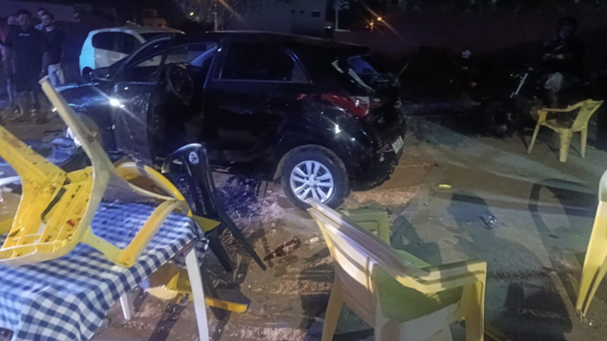 Motorista com sinais de embriaguez dá marcha à ré, atinge motos e mesas de bar em Salinas; duas pessoas ficam feridas