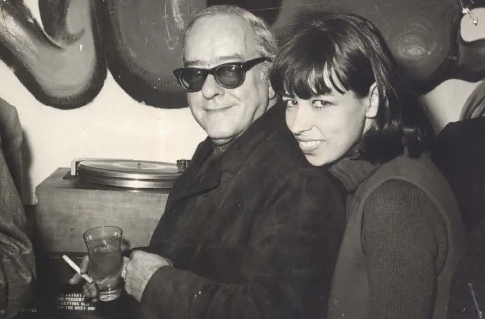 Vinicius de Moraes com Nara Leão; fato é que o poeta é parte incontornável da cultura brasileira — Foto: Arquivo Nacional