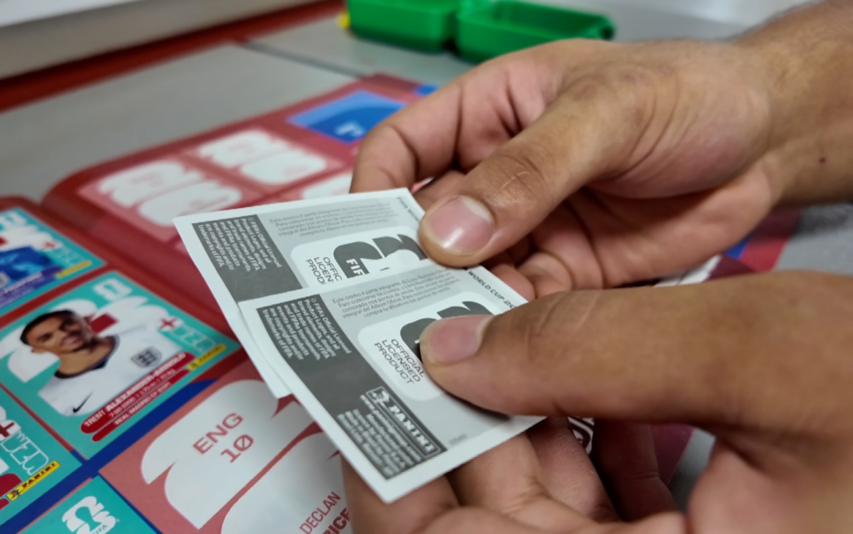 Estudante cria projeto para reciclar papel de figurinhas do álbum da Copa e evitar descarte em aterros