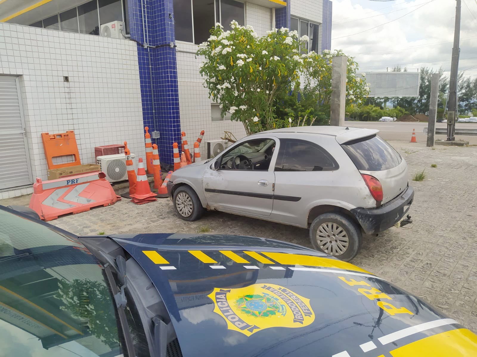 Carro com 80 multas por excesso de velocidade e R$ 22 mil em débitos é retido pela PRF em Gravatá