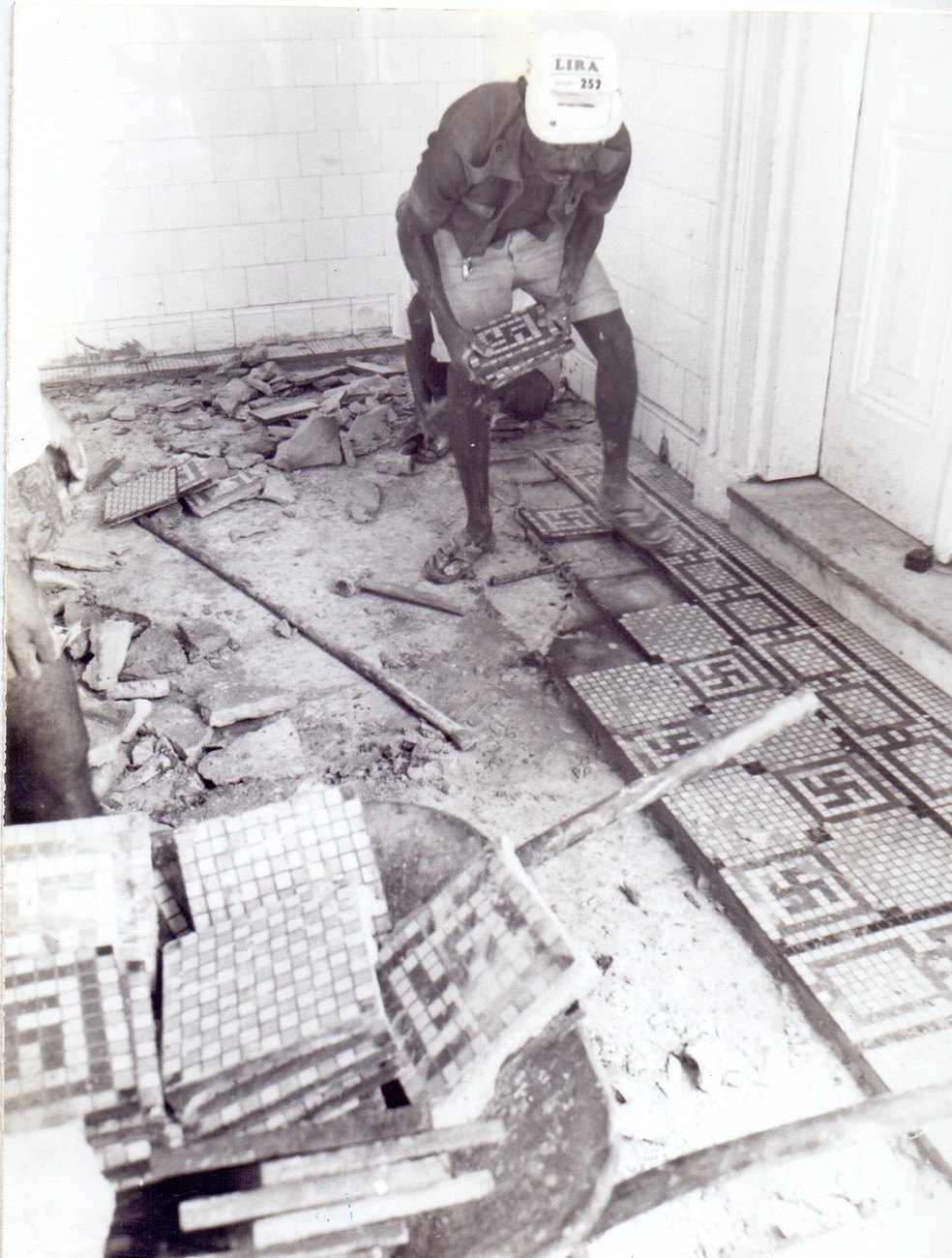 Os ladrilhos com suásticas foram retirados do Palácio da Redenção em fevereiro de 1995 — Foto: Reprodução/Arquivo/Jornal A União