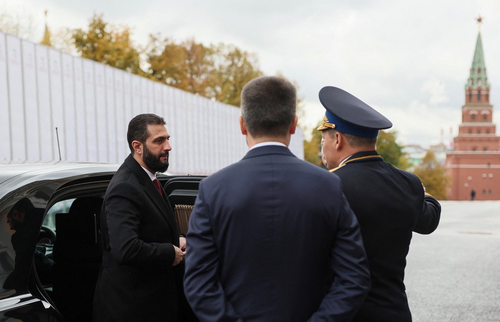 Presidente da Síria, Ahmed al-Shaara, chega ao Kremlin para reunião com o presidente da Rússia, Vladimir Putin, em Moscou, em 15 de outubro de 2025. — Foto: Sergey Savostyanov/Sputnik/Pool via REUTERS