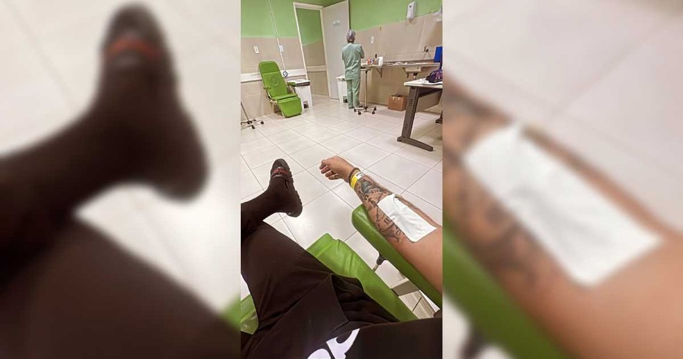Nattanzinho publicou uma imagem nas redes sociais em que aparece recebendo atendimento médico — Foto: Reprodução