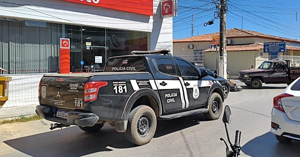 Dois jovens são presos suspeitos de integrar grupo especializado em estelionato contra idosos na Bahia — Foto: Polícia Civil