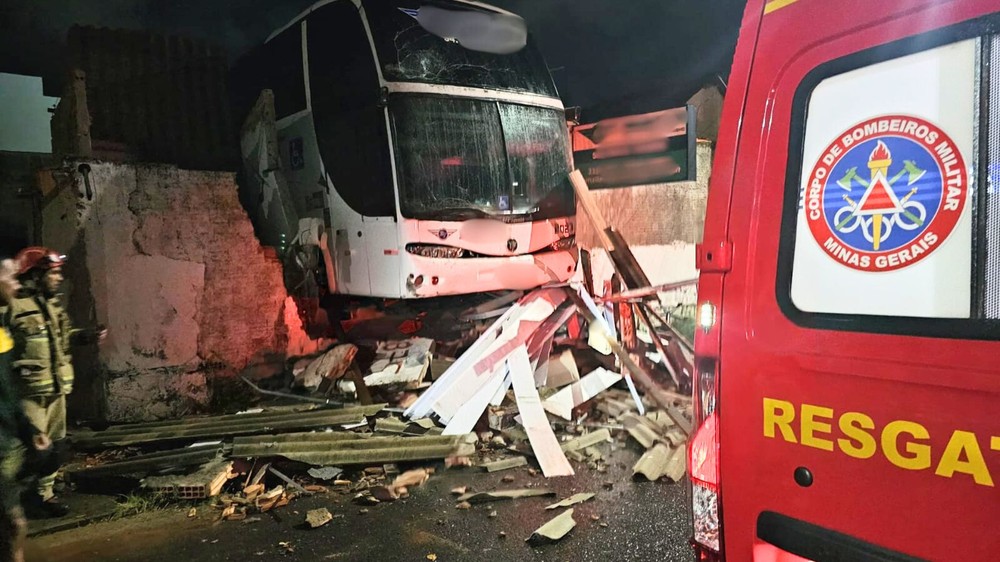 Ônibus de turismo sai sozinho de garagem, atinge escritório e deixa dois feridos em Uberaba