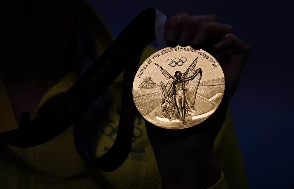 Jogos Olímpicos Tóquio 2020 - Finais da natação no centro aquático de Tóquio. Na foto, uma medalha de ouro. — Foto: Jonne Roriz/COB