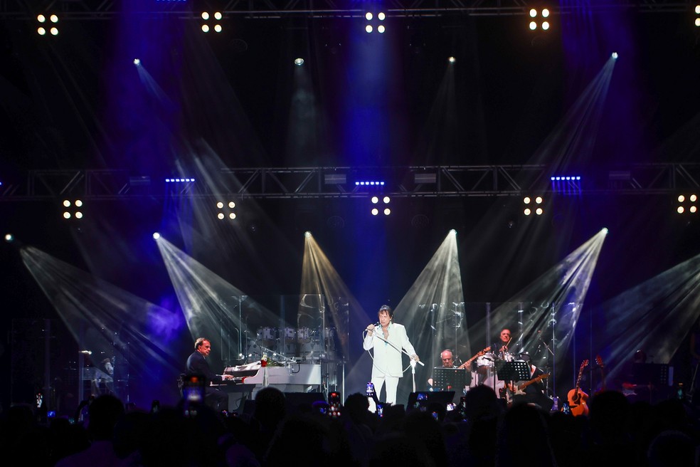 Roberto Carlos comemora 84 anos com show e bolo especial em Natal — Foto: Alexandre Lago
