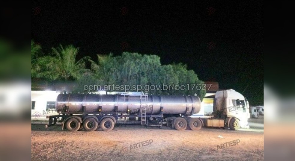 Vítima morreu apóos ser atropelada por carreta na SP-127, em Tatuí (SP) — Foto: Artesp/Divulgação