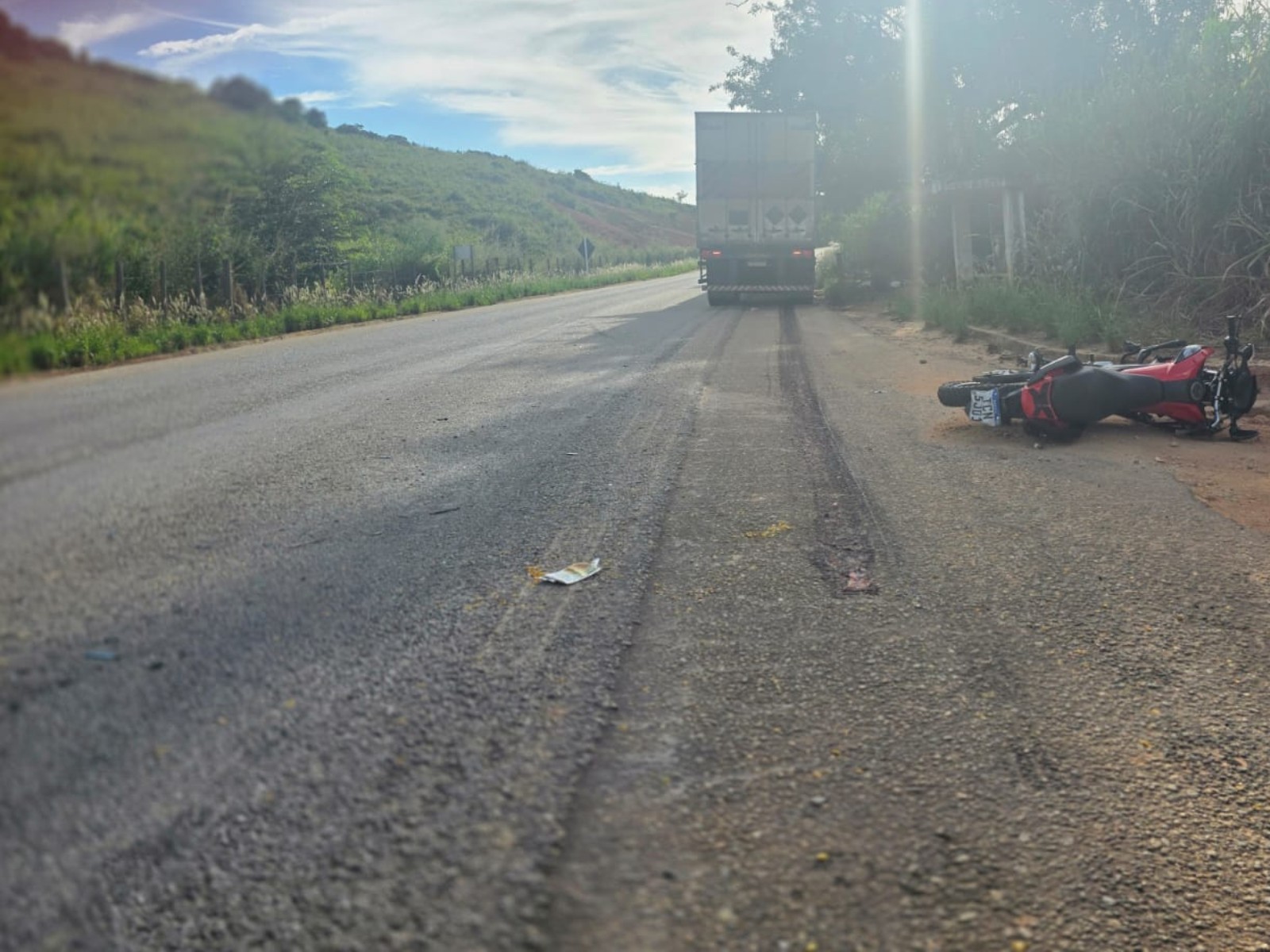 Jovem morre após bater em carro e ser atropelada por caminhão em Teófilo Otoni