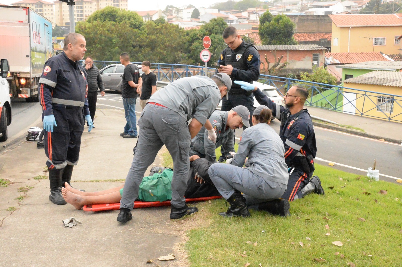 Acidente entre motos e caminhão causa lentidão em avenida da zona norte de Sorocaba 