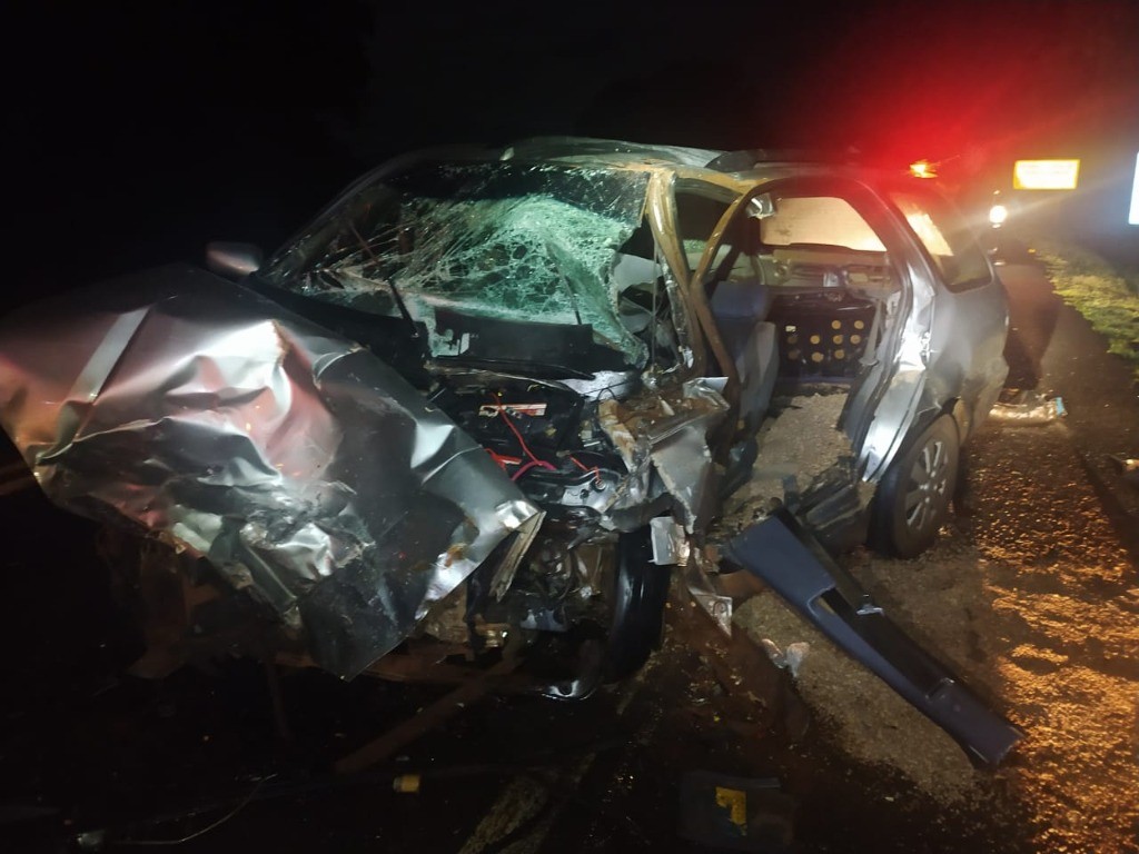 Carros batem de frente e homem morre na BR-365