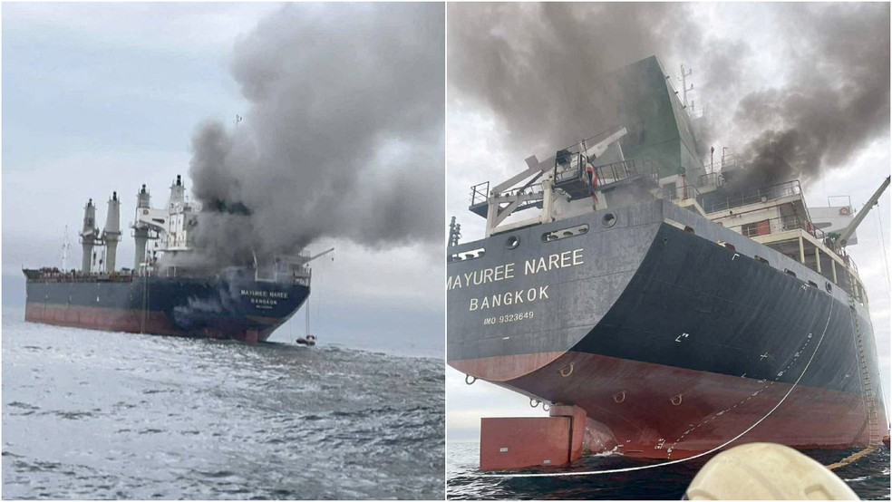 O navio cargueiro Mayuree Naree, de bandeira tailandesa, foi envolto em fumaça negra no Estreito de Ormuz, após supostos ataques do Irã — Foto: Reuters