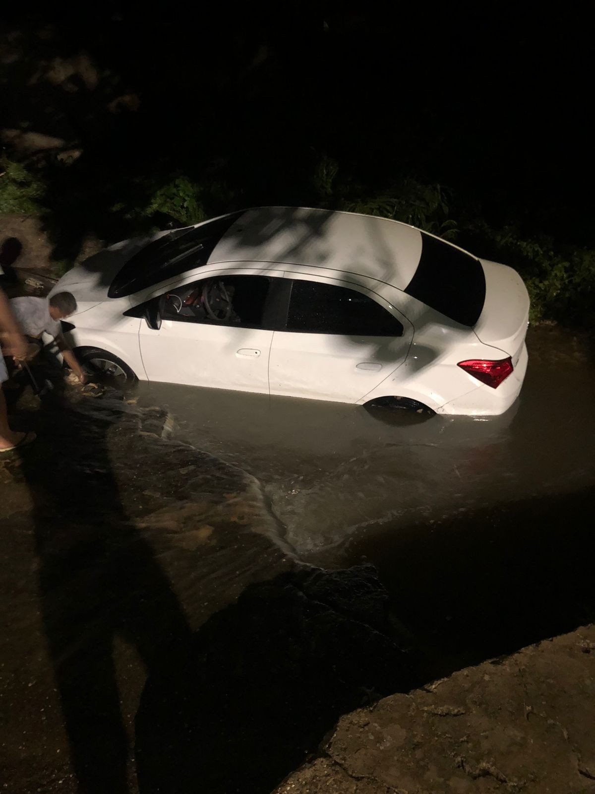 Carro é arrastado para cratera durante forte chuva na Zona Leste de Teresina; condutor é salvo por moradores 