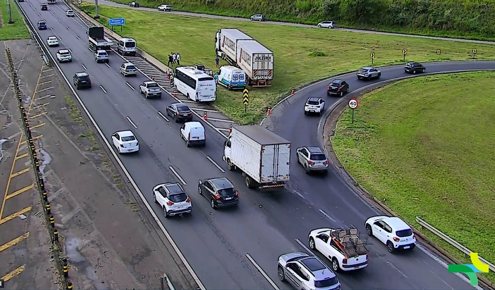 Engavetamento entre ônibus, caminhão e carreta causa congestionamento na Rodovia Dom Pedro I, em Campinas (SP). — Foto: Reprodução/Rota das Bandeiras