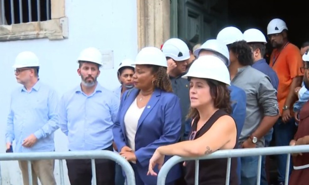 Ministra Margareth Menezes visita escombros de 'igreja de ouro' — Foto: Reprodução/TV Bahia