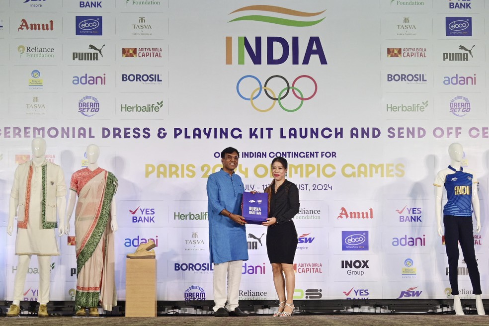 Mansukh Mandaviya, Ministro da Juventude e Esportes da Índia, saiu, apresentando um kit à ex-atleta olímpica indiana, Mary Kom — Foto: Assessoria de imprensa via AP