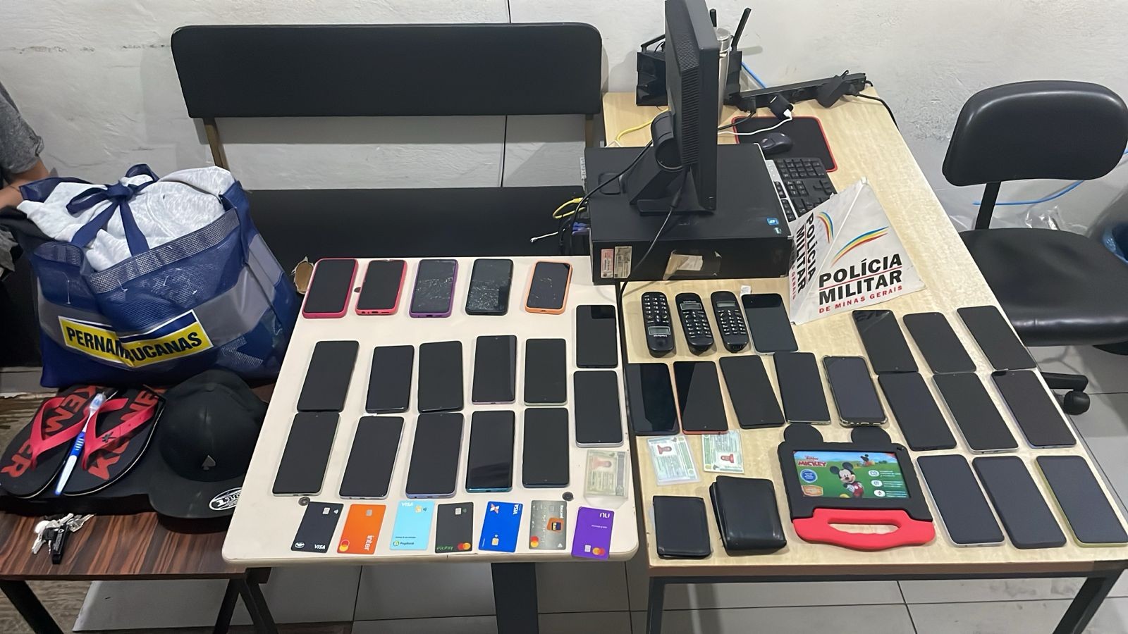 PM prende dois homens e recupera mais de 30 celulares roubados de loja em Curvelo 