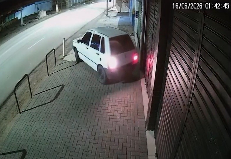 Câmeras registram suspeitos usando carro para invadir e roubar loja em Campina Grande 