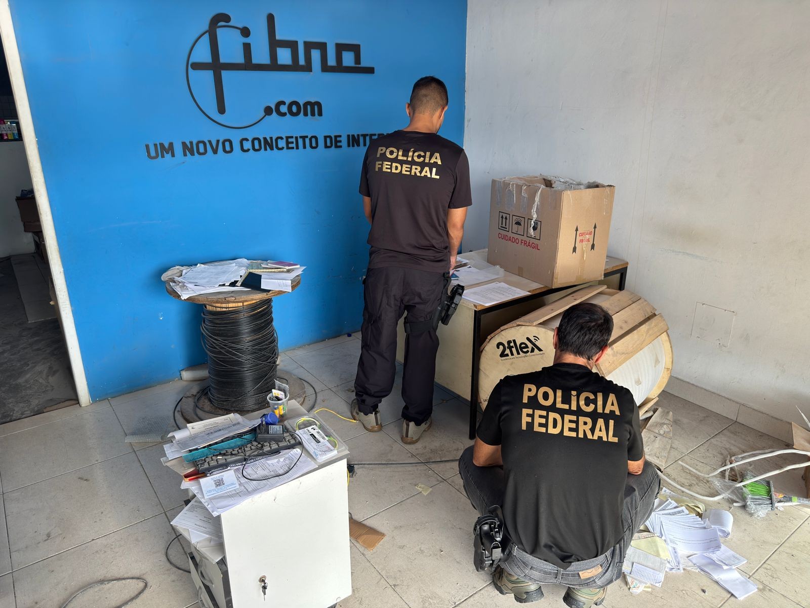 Polícia Federal faz operação contra empresa de internet ligada a facção em Cabo Frio; presos dois suspeitos