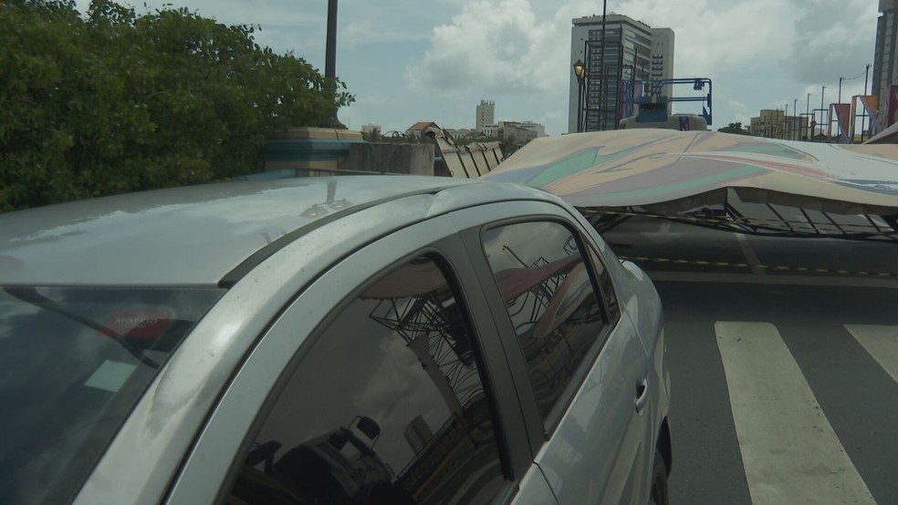 Carro de aplicativo foi atingido na queda da estrutura carnavalesca — Foto: Reprodução/TV Globo