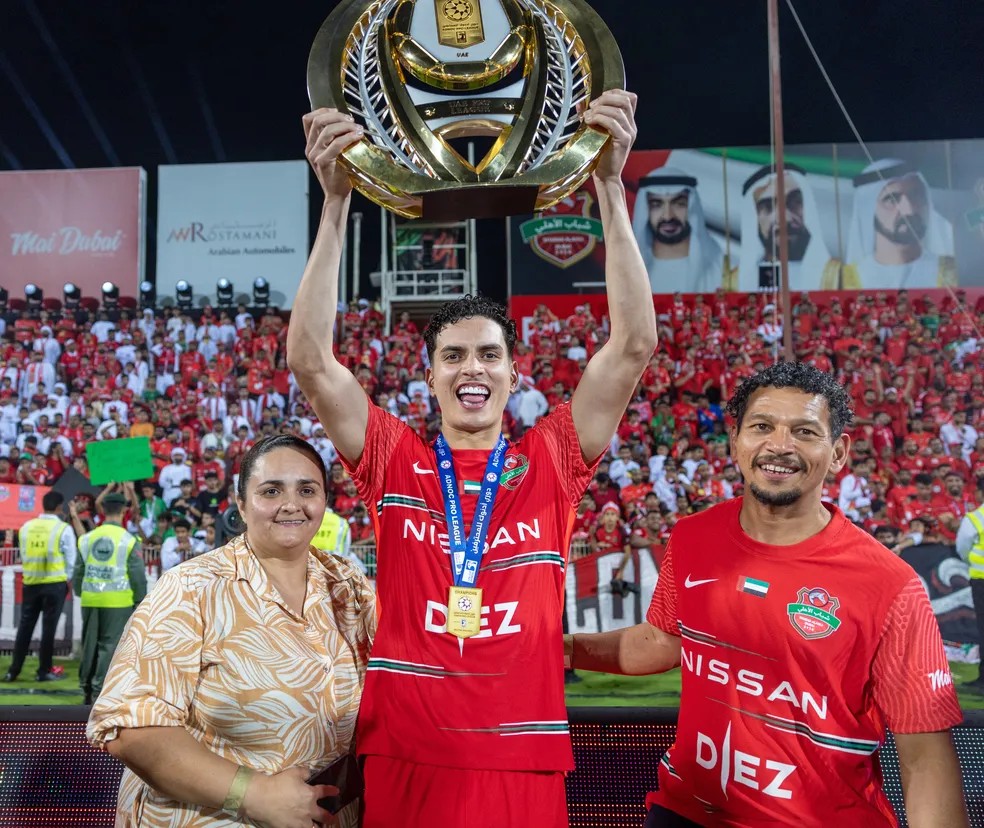 Renan Victor, zagueiro do Shabab Al-Ahli Dubai, comemora título nos Emirados Árabes — Foto: Divulgação/Shabab Al-Ahli Dubai