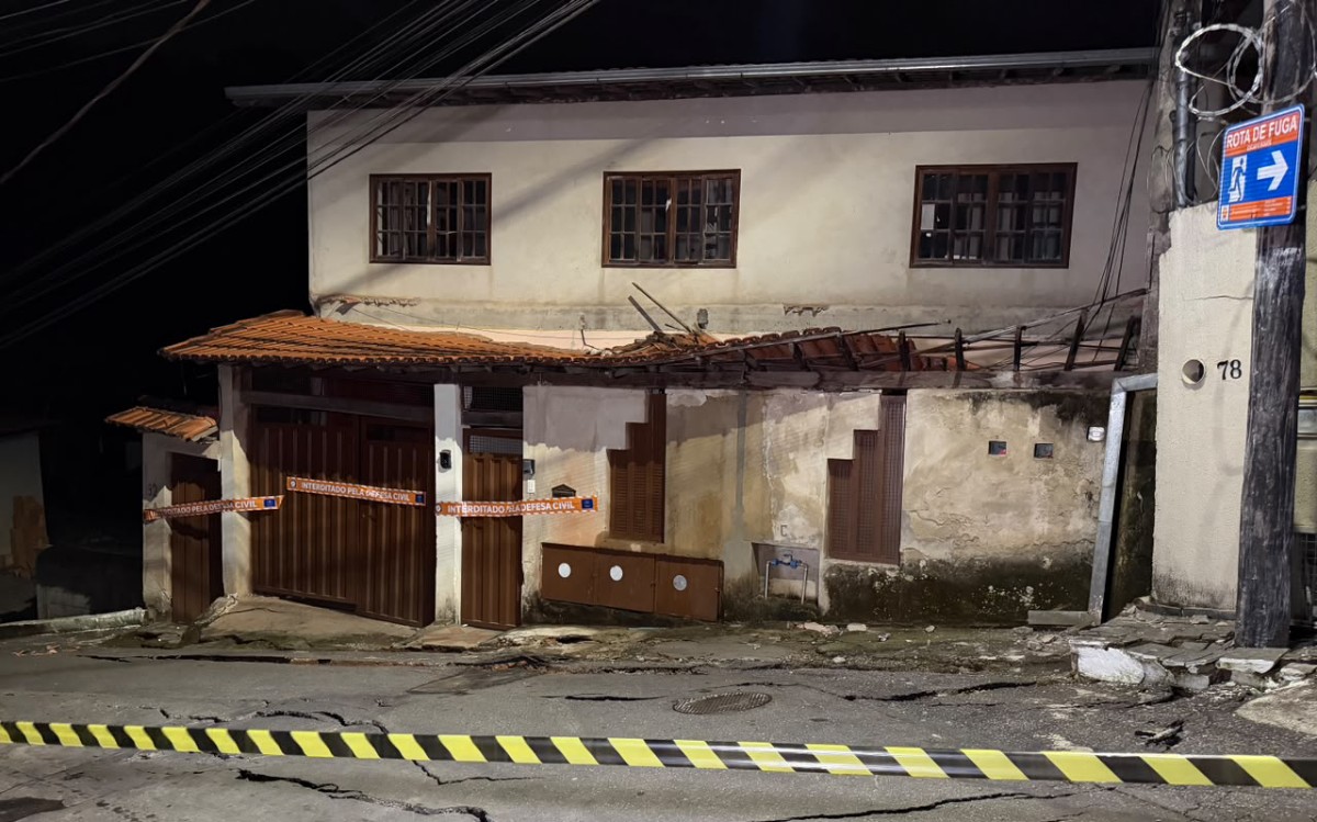 Muro de arrimo desaba e sete imóveis são interditados na Grande BH; 19 moradores deixam casas