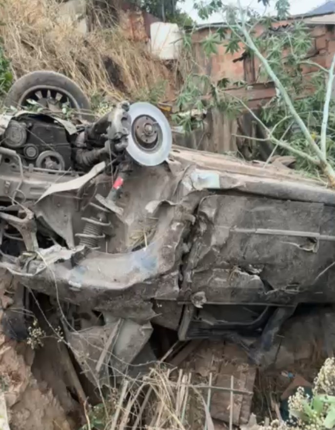 Carro capota e cai sobre casas durante perseguição policial na BR-381; VÍDEO