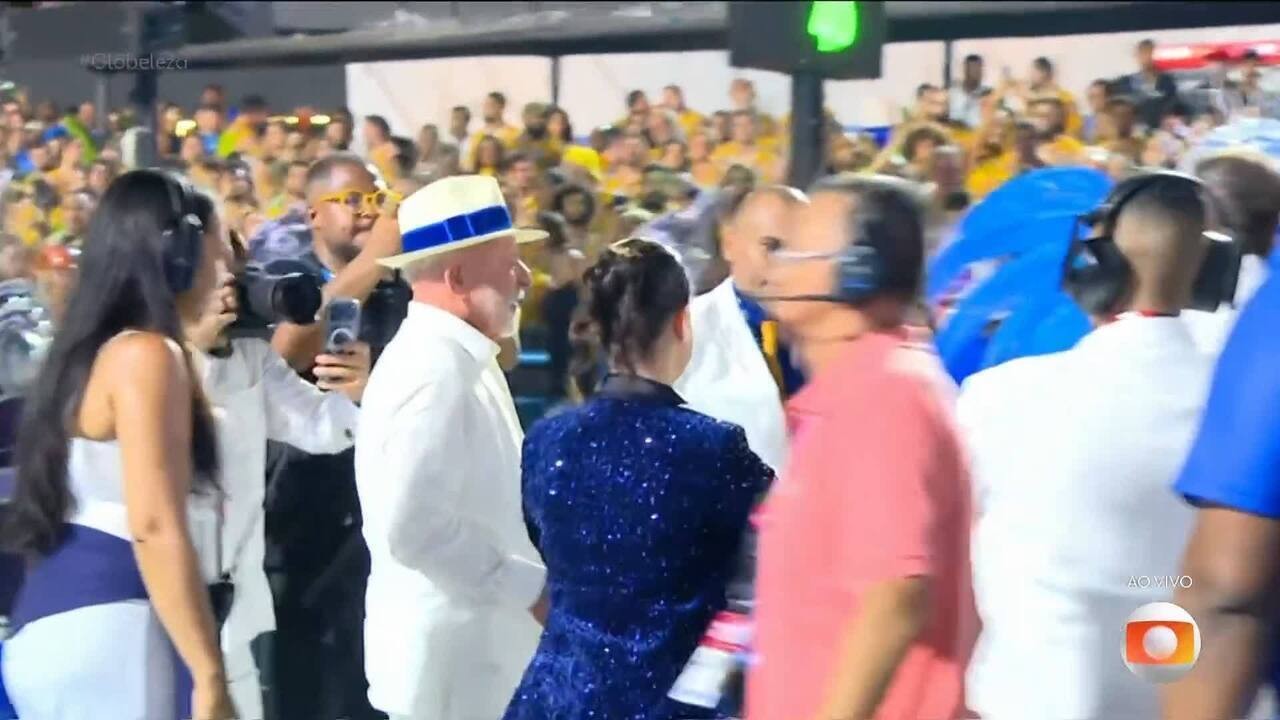 Após homenagem criticada pela oposição, Lula posta foto com todas as escolas na Sapucaí