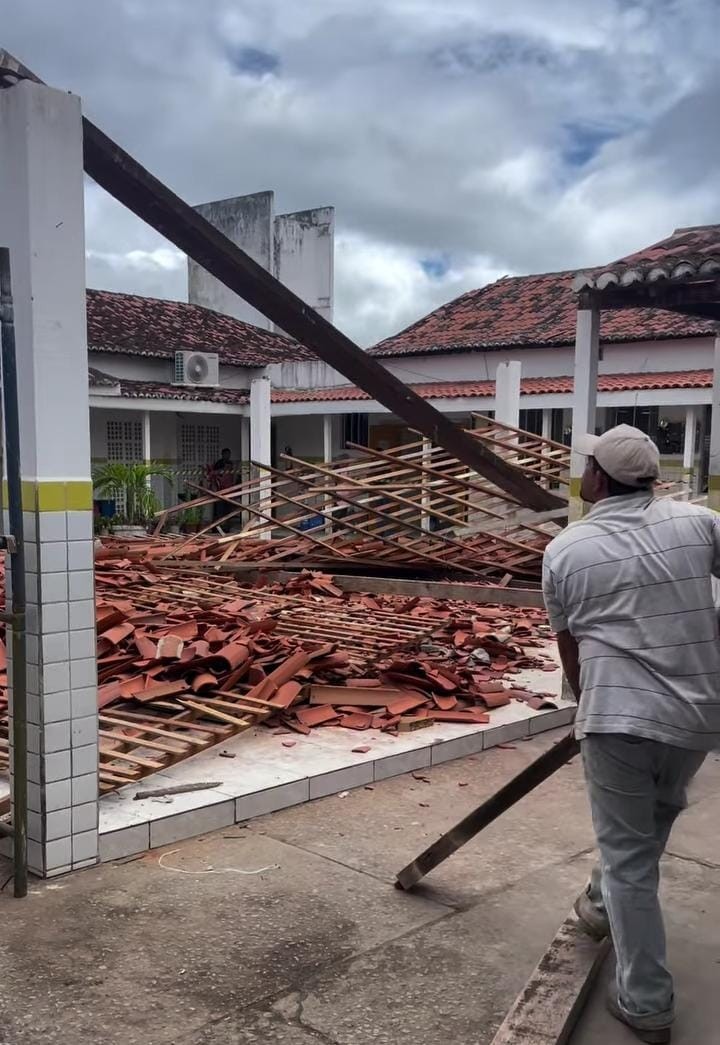 VÍDEO: Teto de pátio de escola municipal desaba após reforma em Bonito