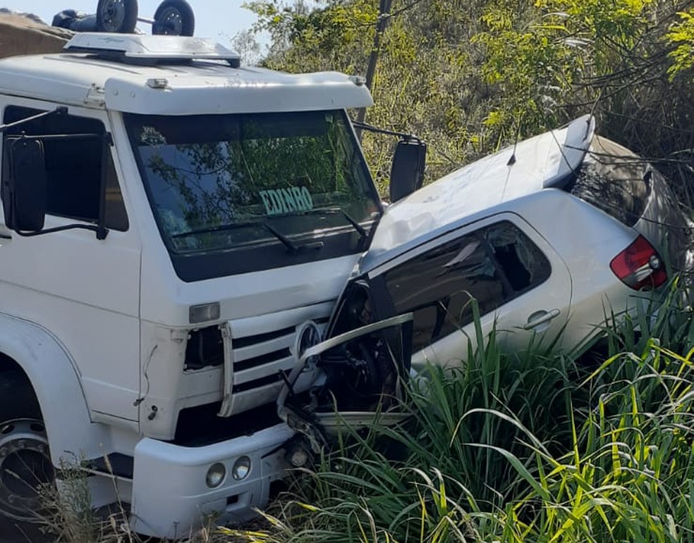Homem e mulher morrem em acidente entre carro e carreta na BR-381 em Ipatinga — Foto: Redes sociais