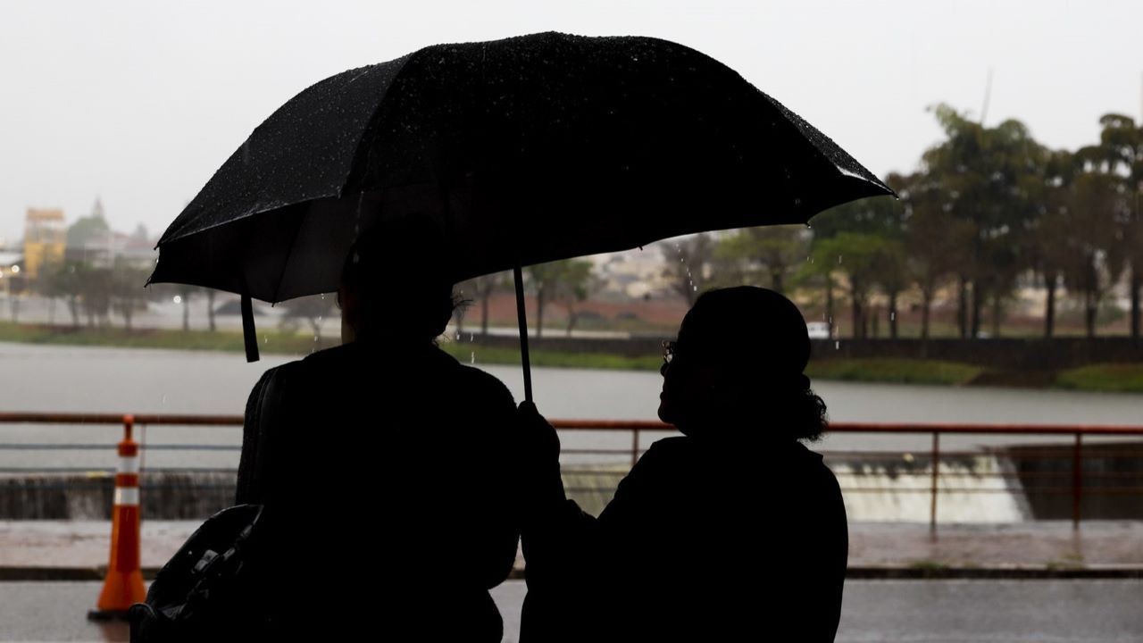 Com corredor de umidade e frente fria, Norte e Nordeste devem ter chuva forte no fim de semana