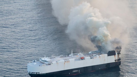 Navio com 3.000 carros queima há uma semana e chances de fogo ser apagado são muito baixas