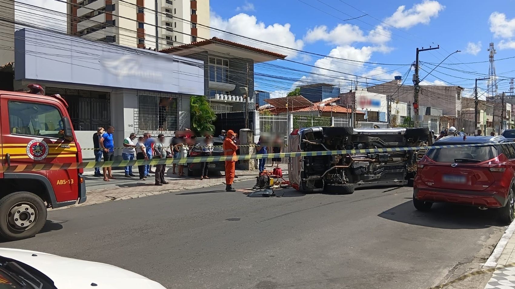 Carro capota após bater em veículo estacionado em Aracaju