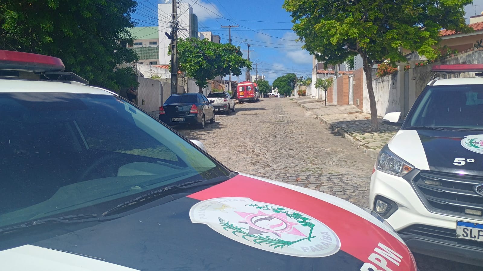Polícia Militar faz interdição em rua após suspeita de policial surtar em apartamento, em João Pessoa 