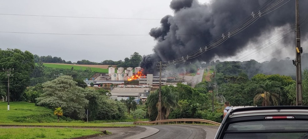 Incêndio atinge reservatório de combustível em Chapecó, maior cidade do Oeste de SC — Foto: Gabriel Guimarães/NSC TV