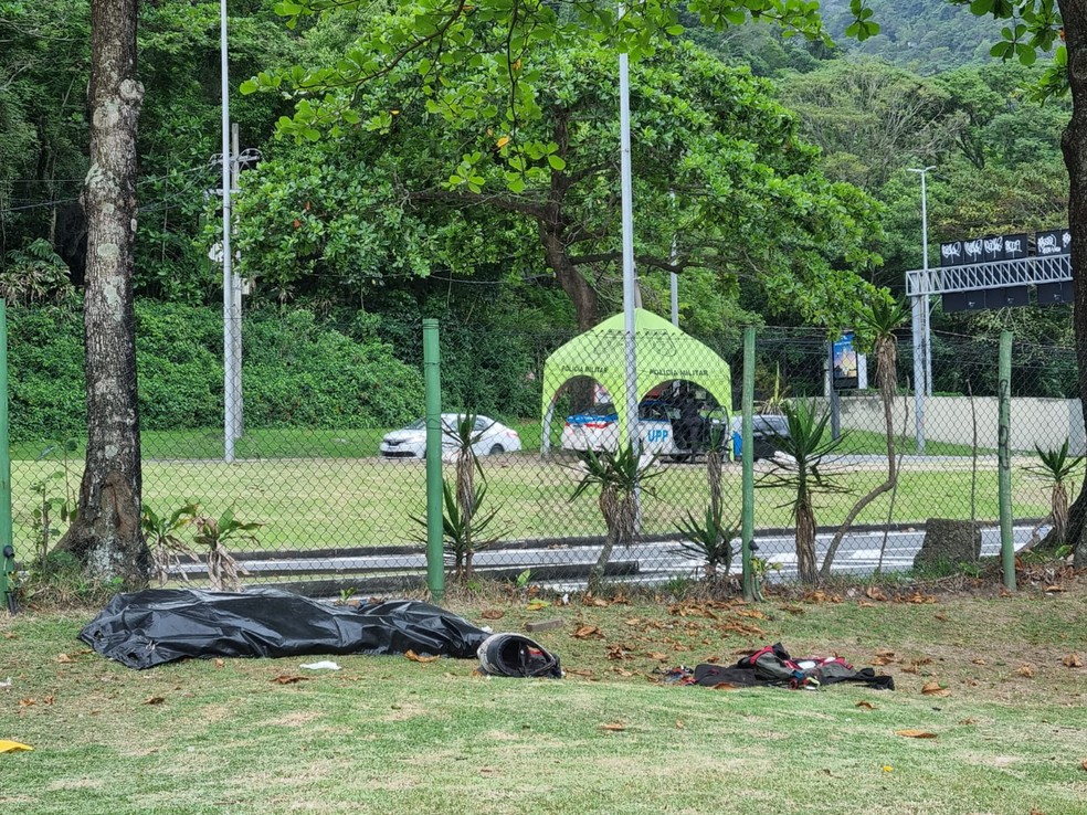 Corpo da vítima foi resgatado de uma altura de 250 metros — Foto: Betinho Casas Novas/TV Globo