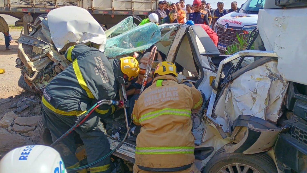 Acidente entre dois carros e dois caminhões deixa 13 feridos na BR-040
