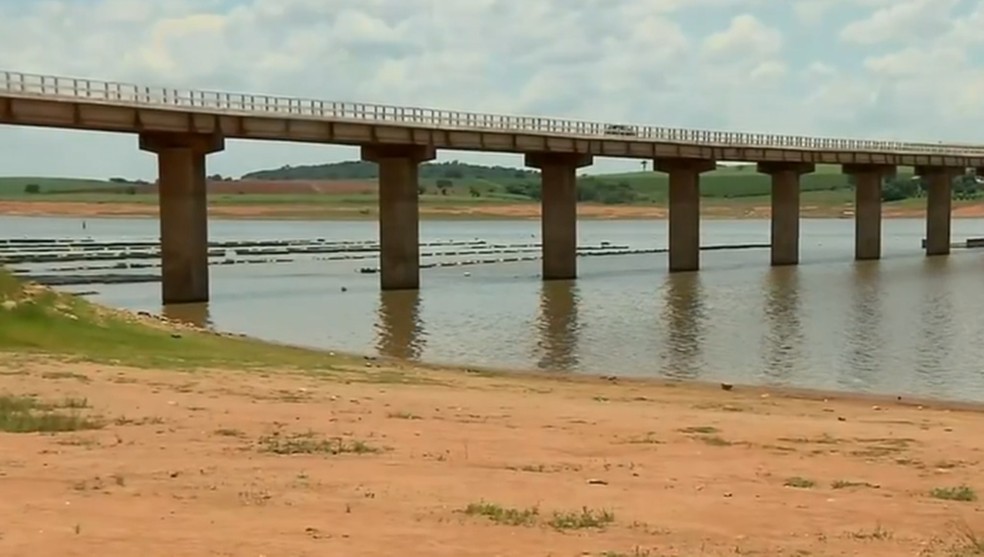 Lago de Furnas registra o menor volume útil dos últimos 3 anos; nível atual está abaixo dos 30% — Foto: Reprodução EPTV