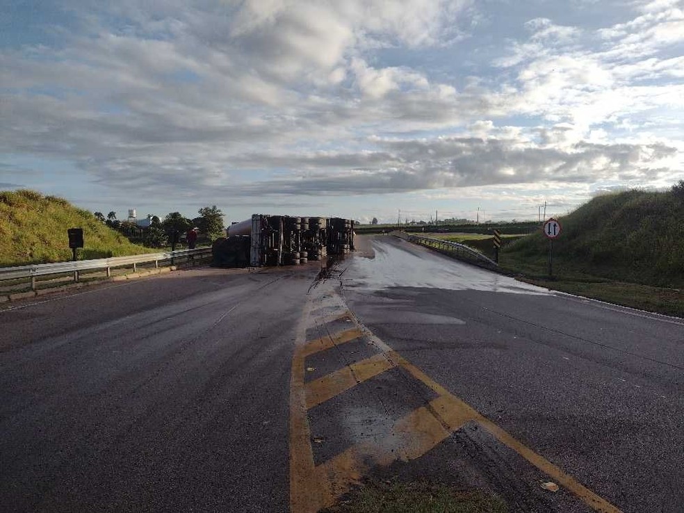 Rodovia de Tietê (SP) foi totalmente interditada após caminhão tombar — Foto: Artesp/Divulgação