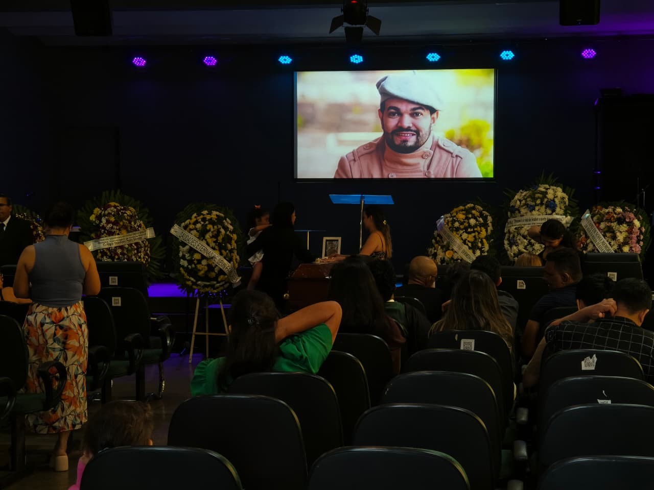 Corpo de cantor gospel é velado sob comoção após naufrágio no Amazonas