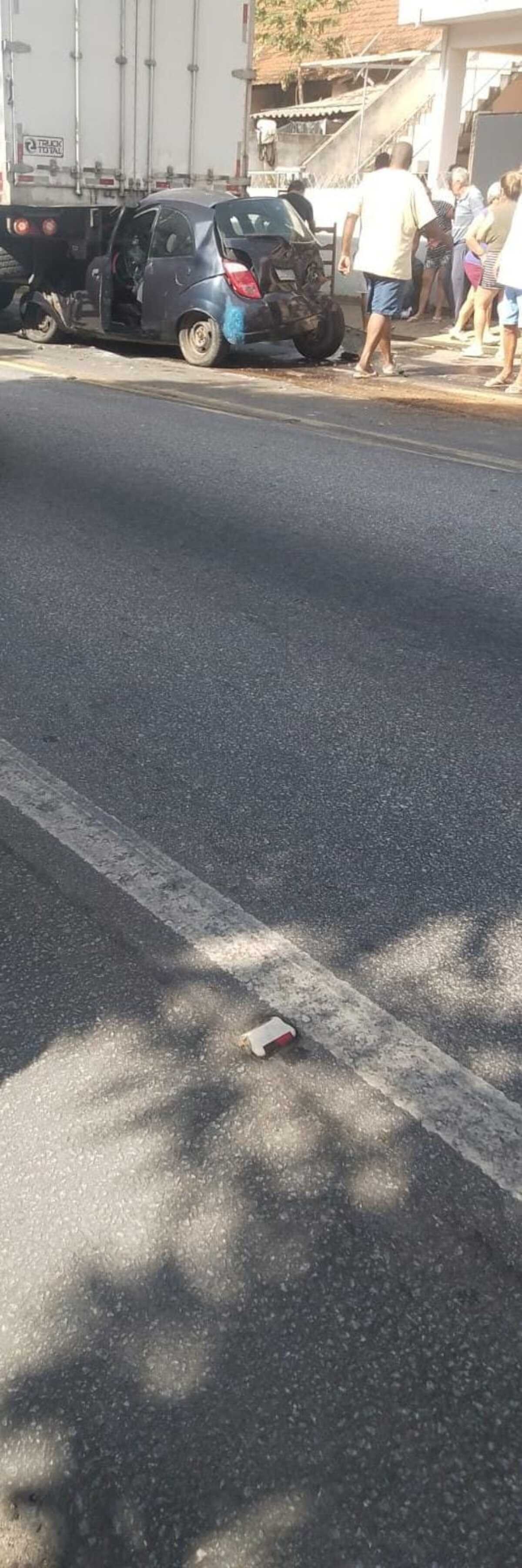 Acidente entre carro e caminhão deixa pessoa ferida na BR-393, em Sapucaia